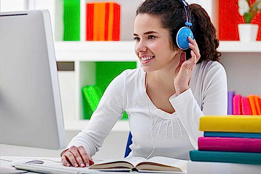 девушка за ноутбуком в наушниках